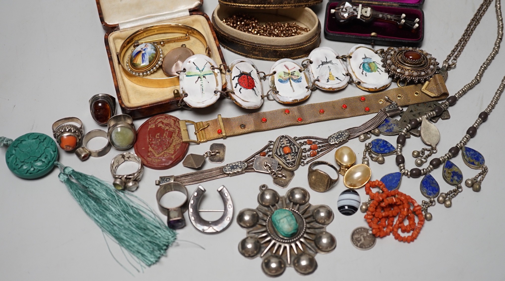 Assorted jewellery including Victorian pinchbeck guard chain, enamelled bracelet, sterling brooch etc.